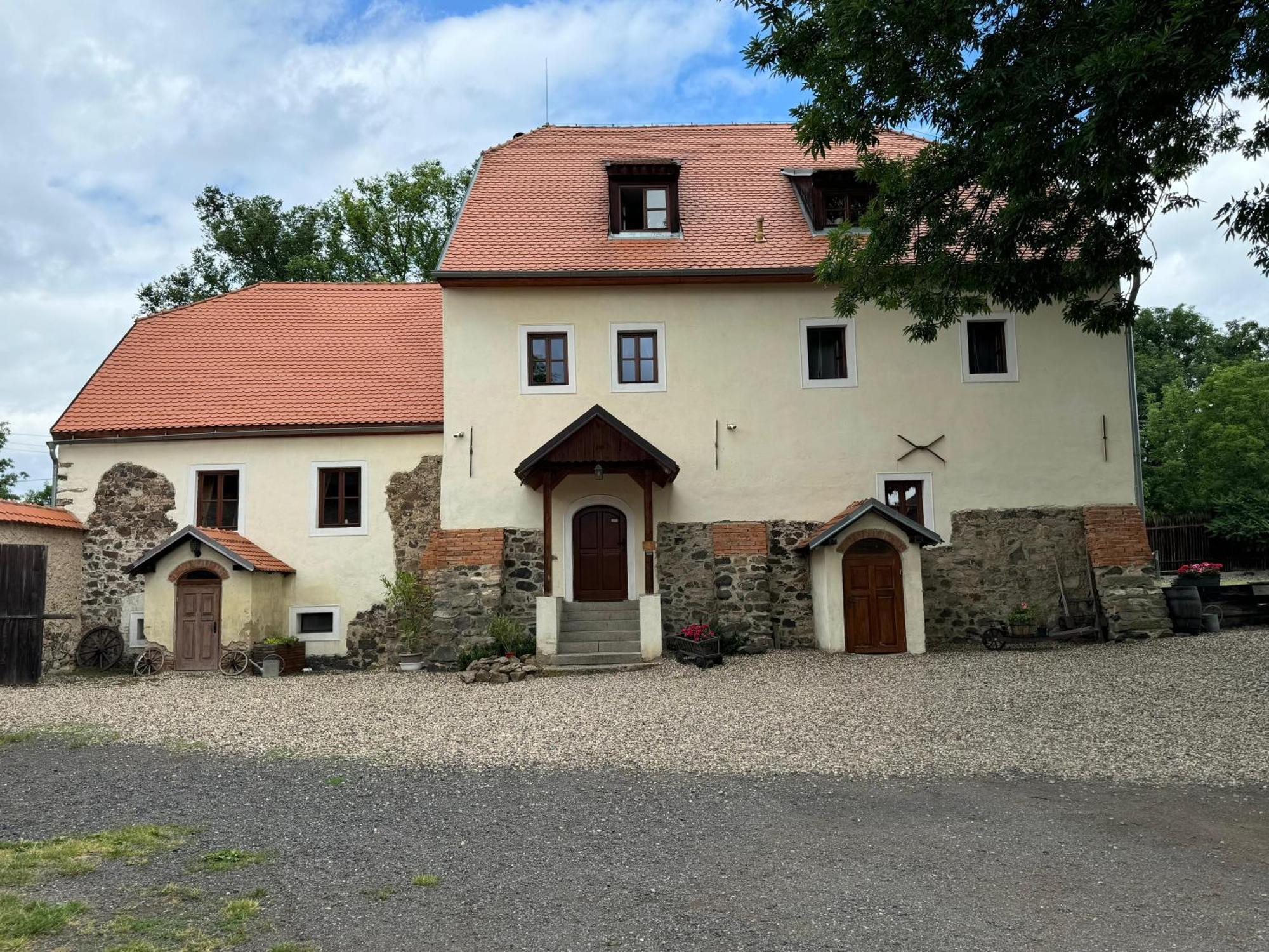 Penzion Tvrz Most Esterno foto